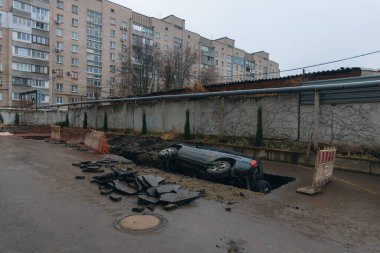 Yoldaki kaza: Yolcu vagonu asfalttan düştü, yan yattı. İnsanlar arabayı dışarı çıkarmaya çalışıyor. Olay var. Sigorta davası. Tehlikeli bir durum..