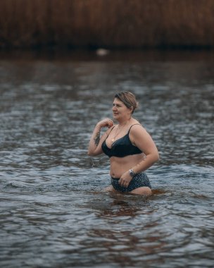 Ukrayna 'da kış tespihi. Epifani banyosu bir halk geleneğidir. Buzlu suya daldırmak. Ortodoks ayini buz deliğinde banyo yapmak. Birçok insan banyo yapar..
