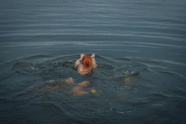 Ukrayna 'da kış tespihi. Epifani banyosu bir halk geleneğidir. Buzlu suya daldırmak. Ortodoks ayini buz deliğinde banyo yapmak. Birçok insan banyo yapar..