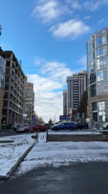 Winter Park 'ta. Şehirde dolaşıyordum. Ukrayna 'da kış manzarası. Şehir parkında beyaz kar. Soğuk hava, mevsim. Şehir caddesinde karla kaplı bir yer. Dinyester şehri