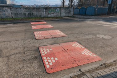 Hızlı giden arabaları yavaşlatmak için yolda hız tümseği. Kauçuk Berlin hız yastığı. Kırmızı yapay polis memurları. Yoldaki hızı azalt. Yol güvenliği