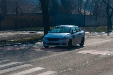 Hızlı giden arabaları yavaşlatmak için yolda hız tümseği. Kauçuk Berlin hız yastığı. Kırmızı yapay polis memurları. Yoldaki hızı azalt. Yol güvenliği