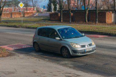 Hızlı giden arabaları yavaşlatmak için yolda hız tümseği. Kauçuk Berlin hız yastığı. Kırmızı yapay polis memurları. Yoldaki hızı azalt. Yol güvenliği