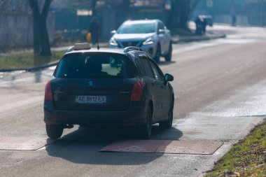Hızlı giden arabaları yavaşlatmak için yolda hız tümseği. Kauçuk Berlin hız yastığı. Kırmızı yapay polis memurları. Yoldaki hızı azalt. Yol güvenliği