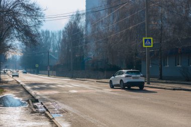 Hızlı giden arabaları yavaşlatmak için yolda hız tümseği. Kauçuk Berlin hız yastığı. Kırmızı yapay polis memurları. Yoldaki hızı azalt. Yol güvenliği