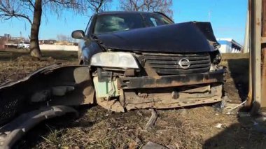 Yolun kenarındaki bir kazadan sonra araba, yakın plan. Ön tarafında ciddi hasar olan siyah bir araba kaza mahallinde. Yolun kenarındaki bir kazadan sonra araba. Kazaydı.