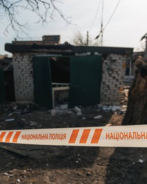 Askeri eylemlerin sonuçları, yıkılan bina, yakın plan. Duvarlarda, çatıda ve pencerelerde hasar var. Bir konut binasının yıkımı. Ukrayna 'da savaş. Sivillerin bombalanması.
