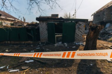Askeri eylemlerin sonuçları, yıkılan bina, yakın plan. Duvarlarda, çatıda ve pencerelerde hasar var. Bir konut binasının yıkımı. Ukrayna 'da savaş. Sivillerin bombalanması.