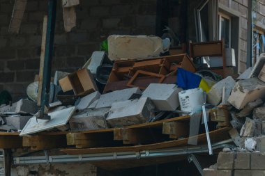 Askeri eylemlerin sonuçları, yıkılan bina, yakın plan. Duvarlarda, çatıda ve pencerelerde hasar var. Bir konut binasının yıkımı. Ukrayna 'da savaş. Sivillerin bombalanması.