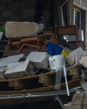 Askeri eylemlerin sonuçları, yıkılan bina, yakın plan. Duvarlarda, çatıda ve pencerelerde hasar var. Bir konut binasının yıkımı. Ukrayna 'da savaş. Sivillerin bombalanması.