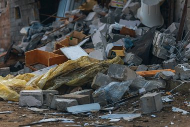 Askeri eylemlerin sonuçları, yıkılan bina, yakın plan. Duvarlarda, çatıda ve pencerelerde hasar var. Bir konut binasının yıkımı. Ukrayna 'da savaş. Sivillerin bombalanması.