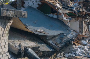 Askeri eylemlerin sonuçları, yıkılan bina, yakın plan. Duvarlarda, çatıda ve pencerelerde hasar var. Bir konut binasının yıkımı. Ukrayna 'da savaş. Sivillerin bombalanması.