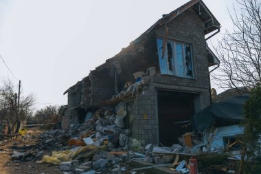 Askeri eylemlerin sonuçları, yıkılan bina, yakın plan. Duvarlarda, çatıda ve pencerelerde hasar var. Bir konut binasının yıkımı. Ukrayna 'da savaş. Sivillerin bombalanması.