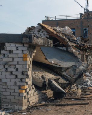 Askeri eylemlerin sonuçları, yıkılan bina, yakın plan. Duvarlarda, çatıda ve pencerelerde hasar var. Bir konut binasının yıkımı. Ukrayna 'da savaş. Sivillerin bombalanması.