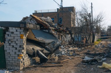 Askeri eylemlerin sonuçları, yıkılan bina, yakın plan. Duvarlarda, çatıda ve pencerelerde hasar var. Bir konut binasının yıkımı. Ukrayna 'da savaş. Sivillerin bombalanması.