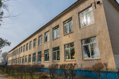 Askeri eylemlerin sonuçları, yıkılan bina, yakın plan. Duvarlarda, çatıda ve pencerelerde hasar var. Bir konut binasının yıkımı. Ukrayna 'da savaş. Sivillerin bombalanması.