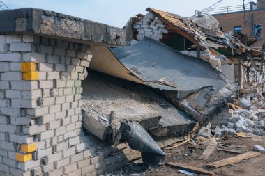 Askeri eylemlerin sonuçları, yıkılan bina, yakın plan. Duvarlarda, çatıda ve pencerelerde hasar var. Bir konut binasının yıkımı. Ukrayna 'da savaş. Sivillerin bombalanması.