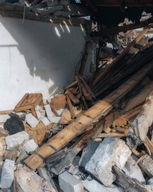 Askeri eylemlerin sonuçları, yıkılan bina, yakın plan. Duvarlarda, çatıda ve pencerelerde hasar var. Bir konut binasının yıkımı. Ukrayna 'da savaş. Sivillerin bombalanması.
