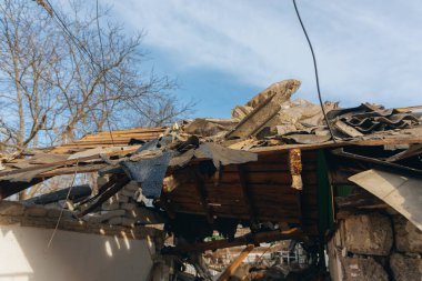 Askeri eylemlerin sonuçları, yıkılan bina, yakın plan. Duvarlarda, çatıda ve pencerelerde hasar var. Bir konut binasının yıkımı. Ukrayna 'da savaş. Sivillerin bombalanması.
