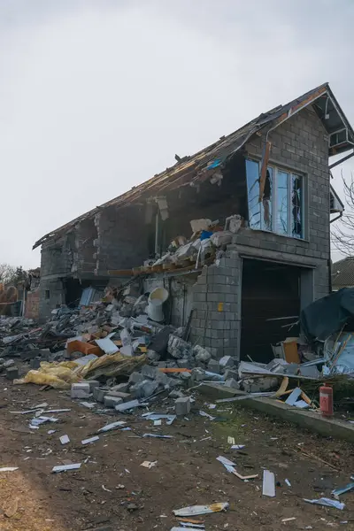 Askeri eylemlerin sonuçları, yıkılan bina, yakın plan. Duvarlarda, çatıda ve pencerelerde hasar var. Bir konut binasının yıkımı. Ukrayna 'da savaş. Sivillerin bombalanması.