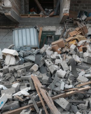 Askeri eylemlerin sonuçları, yıkılan bina, yakın plan. Duvarlarda, çatıda ve pencerelerde hasar var. Bir konut binasının yıkımı. Ukrayna 'da savaş. Sivillerin bombalanması.