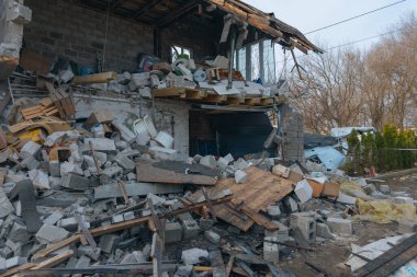 Askeri eylemlerin sonuçları, yıkılan bina, yakın plan. Duvarlarda, çatıda ve pencerelerde hasar var. Bir konut binasının yıkımı. Ukrayna 'da savaş. Sivillerin bombalanması.