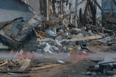 Askeri eylemlerin sonuçları, yıkılan bina, yakın plan. Duvarlarda, çatıda ve pencerelerde hasar var. Bir konut binasının yıkımı. Ukrayna 'da savaş. Sivillerin bombalanması.