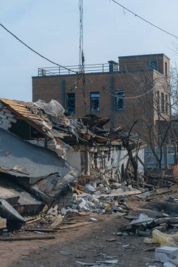 Askeri eylemlerin sonuçları, yıkılan bina, yakın plan. Duvarlarda, çatıda ve pencerelerde hasar var. Bir konut binasının yıkımı. Ukrayna 'da savaş. Sivillerin bombalanması.