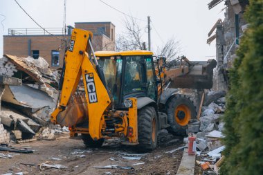 Askeri eylemlerin sonuçları, yıkılan bina, yakın plan. Duvarlarda, çatıda ve pencerelerde hasar var. Bir konut binasının yıkımı. Ukrayna 'da savaş. Sivillerin bombalanması.