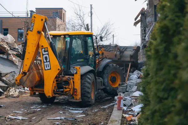 Askeri eylemlerin sonuçları, yıkılan bina, yakın plan. Duvarlarda, çatıda ve pencerelerde hasar var. Bir konut binasının yıkımı. Ukrayna 'da savaş. Sivillerin bombalanması.