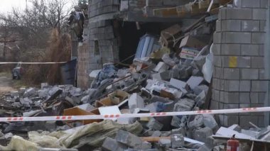 Askeri eylemlerin sonuçları, yıkılan bina, yakın plan. Duvarlarda, çatıda ve pencerelerde hasar var. Bir konut binasının yıkımı. Ukrayna 'da savaş. Sivillerin bombalanması.