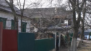 Askeri eylemlerin sonuçları, yıkılan bina, yakın plan. Duvarlarda, çatıda ve pencerelerde hasar var. Bir konut binasının yıkımı. Ukrayna 'da savaş. Sivillerin bombalanması.