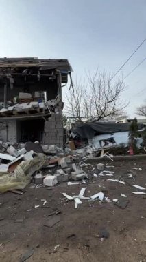 Askeri eylemlerin sonuçları, yıkılan bina, yakın plan. Duvarlarda, çatıda ve pencerelerde hasar var. Bir konut binasının yıkımı. Ukrayna 'da savaş. Sivillerin bombalanması.