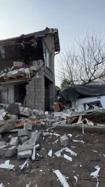 Askeri eylemlerin sonuçları, yıkılan bina, yakın plan. Duvarlarda, çatıda ve pencerelerde hasar var. Bir konut binasının yıkımı. Ukrayna 'da savaş. Sivillerin bombalanması.