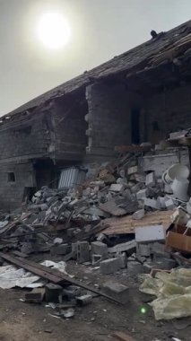 Askeri eylemlerin sonuçları, yıkılan bina, yakın plan. Duvarlarda, çatıda ve pencerelerde hasar var. Bir konut binasının yıkımı. Ukrayna 'da savaş. Sivillerin bombalanması.