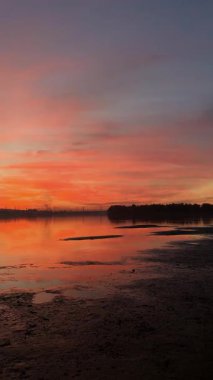 Gün batımında ya da gün doğumunda Dnipro şehrinin panoramik görüntüsü. Dnipro Nehri 'nde muhteşem bir gün batımı ve tarihi merkez manzarası. Kış batımı. Akşam şehri..