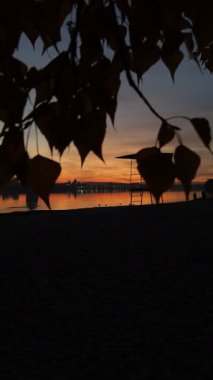 Gün batımında ya da gün doğumunda Dnipro şehrinin panoramik görüntüsü. Dnipro Nehri 'nde muhteşem bir gün batımı ve tarihi merkez manzarası. Kış batımı. Akşam şehri..