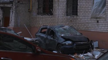 Füze ya da insansız hava aracı patlaması sonucu. Bir şehre yapılan düşman saldırısından sonra. Ukrayna 'daki sivil evler bombalandı. Savaş yaraları. Konut binası. 