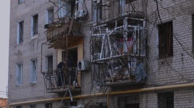 Füze ya da insansız hava aracı patlaması sonucu. Bir şehre yapılan düşman saldırısından sonra. Ukrayna 'daki sivil evler bombalandı. Savaş yaraları. Konut binası. 