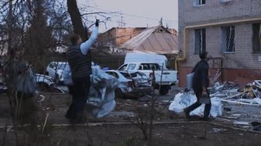 Füze ya da insansız hava aracı patlaması sonucu. Bir şehre yapılan düşman saldırısından sonra. Ukrayna 'daki sivil evler bombalandı. Savaş yaraları. Konut binası. 