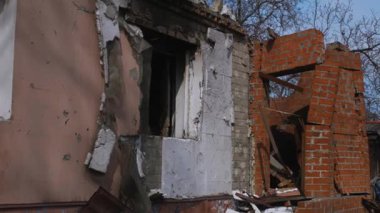 Füze ya da insansız hava aracı patlaması sonucu. Bir şehre yapılan düşman saldırısından sonra. Ukrayna 'daki sivil evler bombalandı. Savaş yaraları. Konut binası. 