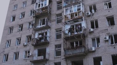 Füze ya da insansız hava aracı patlaması sonucu. Bir şehre yapılan düşman saldırısından sonra. Ukrayna 'daki sivil evler bombalandı. Savaş yaraları. Konut binası. 