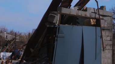 Füze ya da insansız hava aracı patlaması sonucu. Bir şehre yapılan düşman saldırısından sonra. Ukrayna 'daki sivil evler bombalandı. Savaş yaraları. Konut binası. 
