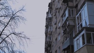 Füze ya da insansız hava aracı patlaması sonucu. Bir şehre yapılan düşman saldırısından sonra. Ukrayna 'daki sivil evler bombalandı. Savaş yaraları. Konut binası. 