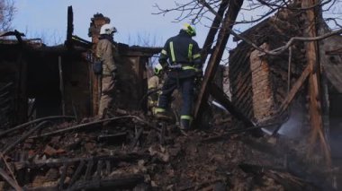 Füze ya da insansız hava aracı patlaması sonucu. Bir şehre yapılan düşman saldırısından sonra. Ukrayna 'daki sivil evler bombalandı. Savaş yaraları. Konut binası. 
