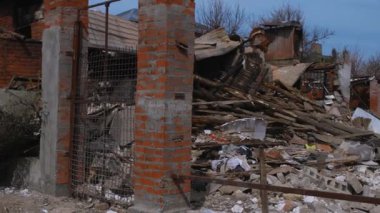 Füze ya da insansız hava aracı patlaması sonucu. Bir şehre yapılan düşman saldırısından sonra. Ukrayna 'daki sivil evler bombalandı. Savaş yaraları. Konut binası. 
