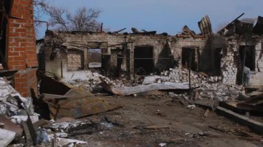 Füze ya da insansız hava aracı patlaması sonucu. Bir şehre yapılan düşman saldırısından sonra. Ukrayna 'daki sivil evler bombalandı. Savaş yaraları. Konut binası. 