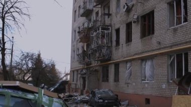 Füze ya da insansız hava aracı patlaması sonucu. Bir şehre yapılan düşman saldırısından sonra. Ukrayna 'daki sivil evler bombalandı. Savaş yaraları. Konut binası. 