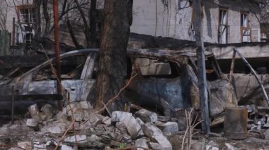 Füze ya da insansız hava aracı patlaması sonucu. Bir şehre yapılan düşman saldırısından sonra. Ukrayna 'daki sivil evler bombalandı. Savaş yaraları. Konut binası. 