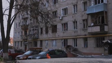 Füze ya da insansız hava aracı patlaması sonucu. Bir şehre yapılan düşman saldırısından sonra. Ukrayna 'daki sivil evler bombalandı. Savaş yaraları. Konut binası. 